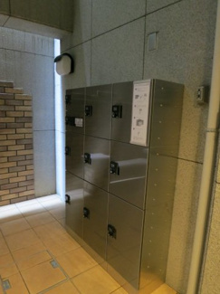 【エントランス】 | 1階エントランスには宅配ボックスが設置されています♪