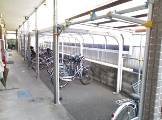 【その他共用部分】 | 屋根付きの駐輪場があるので雨が降っても大切な自転車が濡れません☆荷物が重いときに自転車があれば助かりますね♪