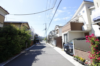 【前面道路含む現地写真】 | 前道は約6ｍあり車の出し入れも余裕です。側溝も綺麗に整備されている区域です。