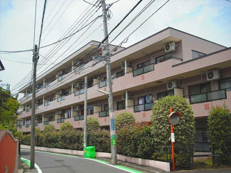 【外観】 | 東横線「綱島」駅より徒歩10分！便利な立地にある鉄筋コンクリートの4階建てマンションです☆コンビニが近くて便利な住環境です☆