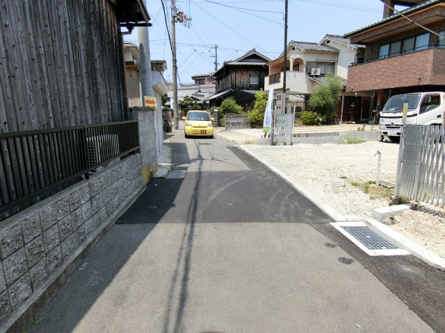 明石市二見町東二見　新築戸建の前面道路含む現地写真|車の通行にも支障のない幅員が確保されてます
