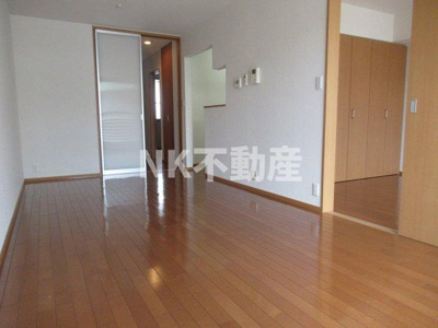 【居間・リビング】 | エステート東花園（東花園賃貸） | こちらのリビングで趣味の時間をお楽しみください