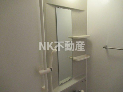 【浴室】 | エステート東花園（東花園賃貸） | お風呂に鏡があります