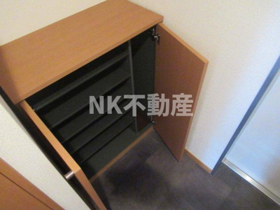 【玄関】 | エステート東花園（東花園賃貸） | 収納もある玄関です