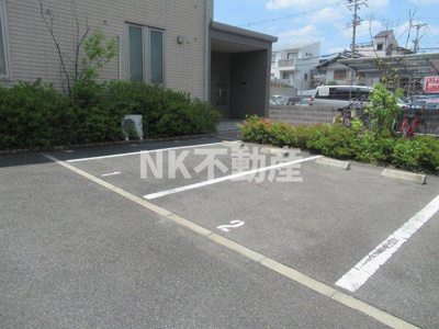 【駐車場】 | エステート東花園（東花園賃貸） | 駐車場に車を止められます
