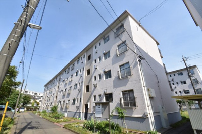 【外観】 | 長津田団地７号棟 | 東急田園都市線「田奈」駅徒歩6分、「長津田」駅徒歩10分と2駅利用可能な好立地。