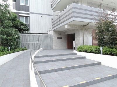 【エントランス】 | ベルドゥムール溝の口森林公園 | 東急田園都市線「溝の口」駅バス7分「森林公園前」停歩1分と好立地。
