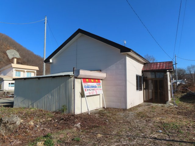 【駐車場】 | 北見市留辺蘂町元町７４番地１０　中古売家 | 車庫と駐車スペース