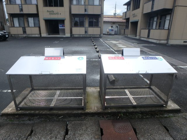 ファミーユ中野B棟の駐車場