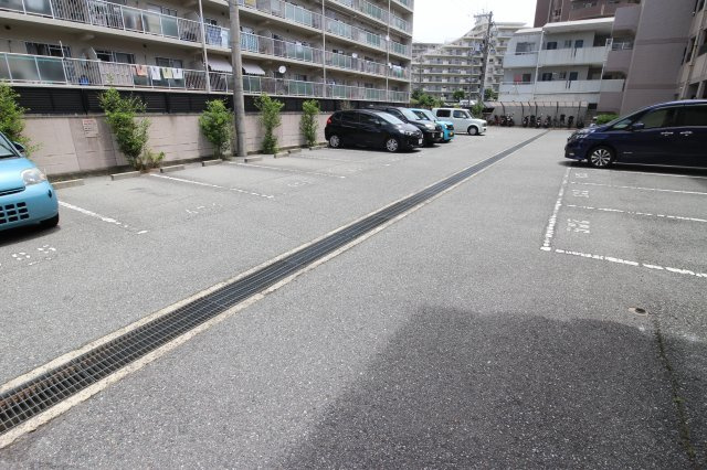 フォーラム城ヶ岡弐番館の駐車場
