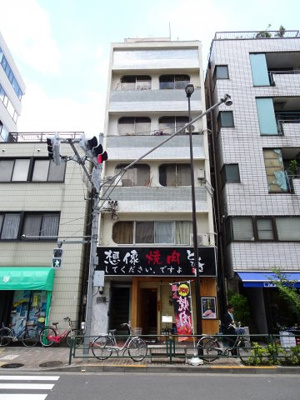 【外観】 | 東協ビル | 東協ビル　鶯谷駅から徒歩３分・入谷駅から徒歩１０分の好立地！コンビニやスーパーなど近くで買い物便利！尾竹橋通り沿いの物件です夜道も安心！鉄筋コンクリート造の外観タイル張りマンション！