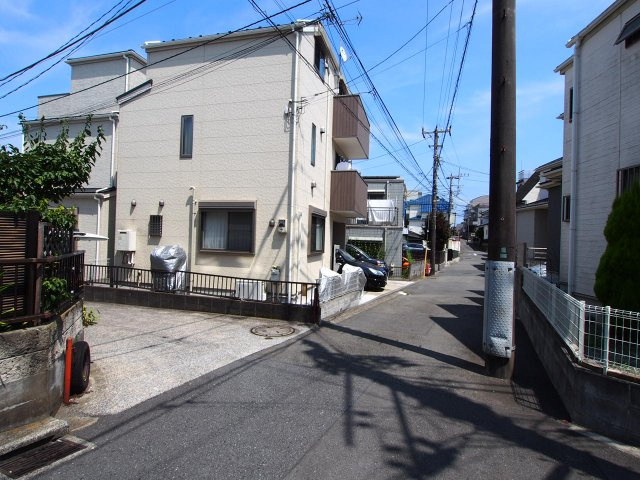 保土ヶ谷区岩井町 新築戸建ての前面道路含む現地写真