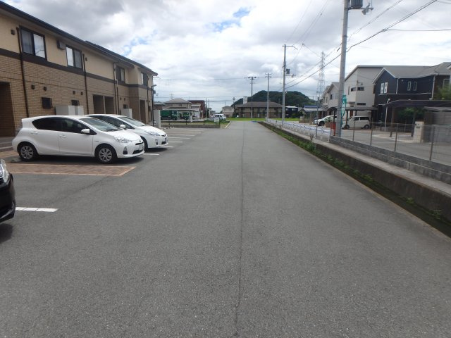 エルシオン竹ケ花の駐車場