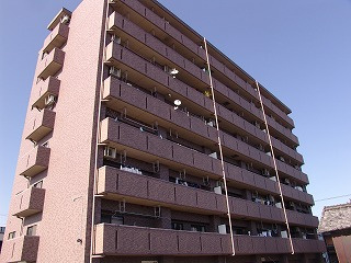 クレストステージ小牧の外観