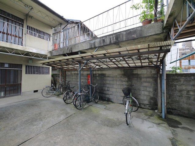 清美荘西棟のその他共用部分|ゆったりとした駐輪スペース。