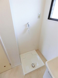 【展望】 | 洗面所内、シャンプードレッサー横にある室内洗濯機置き場です♪防水パンが付いているので万が一の漏水にも安心です！
