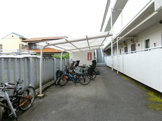 【その他共用部分】 | 屋根付きの駐輪場があるので雨が降っても安心ですね☆荷物が重いときに自転車があれば助かりますね♪