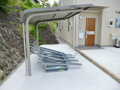 【その他共用部分】 | パーシモンヒルズⅠ | 屋根付きの駐輪場で雨が降っても大切な自転車が濡れなくてすみますね♪自転車があれば通勤・通学、お買い物にも便利です♪