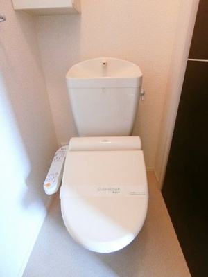 【トイレ】 | リヴェール白鳥 | トイレは温水洗浄便座付き♪人気のバストイレ別です♪小物を置ける便利な棚やタオルハンガーも付いています♪