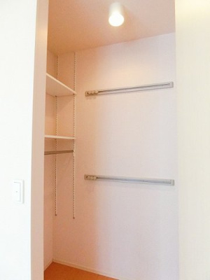 【収納】 | リヴェール白鳥 | 洋室6帖のお部屋にあるワンステップクローゼットです！収納したい物のサイズに合わせて棚板などを自由に動かせます☆