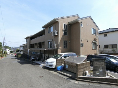 【外観】 | リヴェール白鳥 | 小田急多摩線「五月台」駅より徒歩9分！便利な立地の2階建てアパートです♪通勤通学はもちろん、お買い物やお出かけにもGood☆