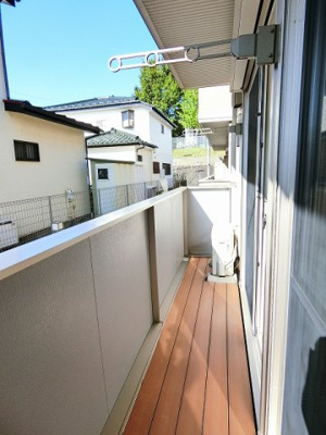 【バルコニー】 | リヴェール白鳥 | バルコニーは南西向きなので、お洗濯物はお昼からでも乾きそう♪2部屋から出入りできるのでお洗濯物の出し入れに便利♪