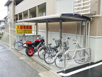 【その他共用部分】 | リヴェール白鳥 | 屋根付きの駐輪場で雨が降っても大切な自転車が濡れなくてすみますね♪自転車があれば通勤・通学、お買い物にも便利です！