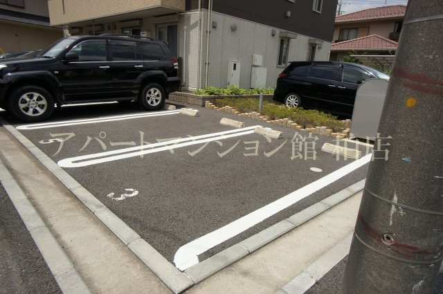ファミールフラッツ若葉町の駐車場