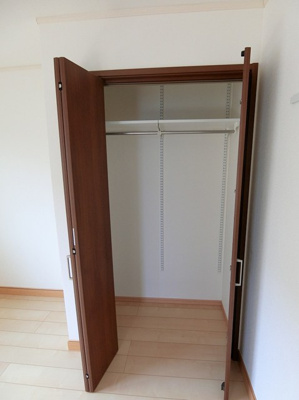 【収納】 | カトレア | 洋室6.5帖のお部屋にあるクローゼットです♪収納したい物のサイズに合わせて棚板の高さを動かせます☆