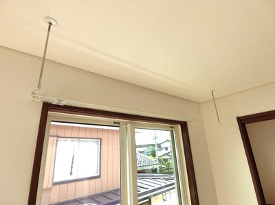 【設備】 | カトレア | リビングダイニングキッチンにある室内物干しです！雨の日やお出掛け時の室内干しにとても便利☆花粉や梅雨の時期に重宝しますね♪