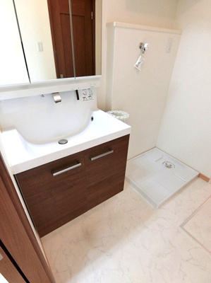 【設備】 | カトレア | 洗面所にある室内洗濯機置き場です♪防水パンが付いているので万が一の漏水にも安心です！上部には便利な収納棚付き☆