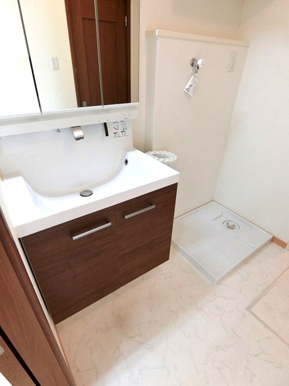 【設備】 | カトレア | 洗面所にある室内洗濯機置き場です♪防水パンが付いているので万が一の漏水にも安心です！上部には便利な収納棚付き☆