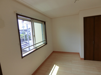 【洋室】 | カトレア | 南西向き洋室6.5帖☆リビングダイニングキッチンから繋がるお部屋です♪クローゼットがあるのでお洋服の多い方もお部屋が片付いて快適に過ごせますね♪