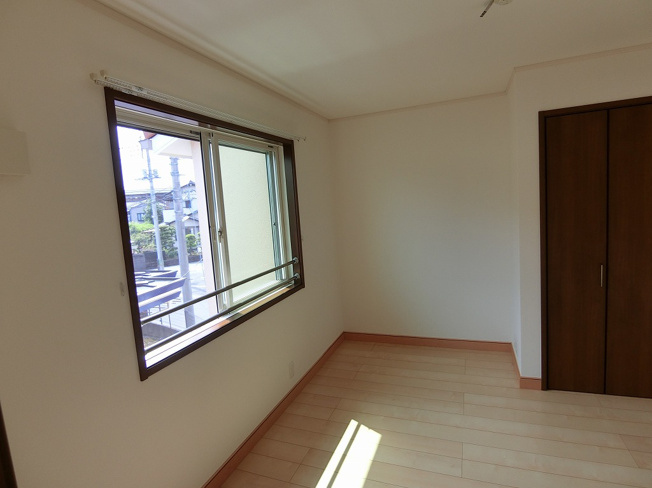 【洋室】 | カトレア | 南西向き洋室6.5帖☆リビングダイニングキッチンから繋がるお部屋です♪クローゼットがあるのでお洋服の多い方もお部屋が片付いて快適に過ごせますね♪