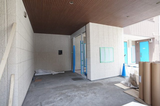 【エントランス】 | 建物エントランス前の外廊下です。ウッディブラウンの軒天がおしゃれです。宅配BOXも設置されます。