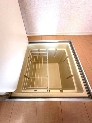 【収納】 | ルミエール栗平 | ワンステップクローゼット内にある床下収納です！日用品の保存にも便利ですよね♪