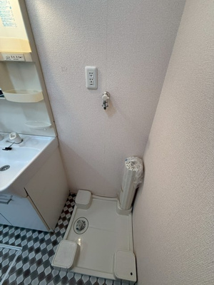 【設備】 | ルミエール栗平 | 洋室7.8帖のお部屋にある室内物干しです！雨の日やお出掛け時の室内干しにとても便利☆花粉や梅雨の時期に重宝しますね♪