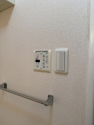 【設備】 | ルミエール栗平 | 洗面所内、洗髪洗面化粧台横にある室内洗濯機置き場です♪防水パンが付いているので万が一の漏水にも安心です！