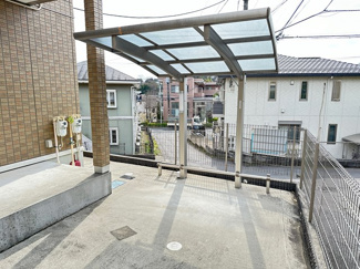 【その他共用部分】 | 屋根付きの駐輪場があるので雨が降っても大切な自転車が濡れません☆自転車はちょっとした移動手段に便利ですよね！