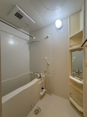 【浴室】 | ルミエール栗平 | 浴室暖房乾燥機＆物干しバー付きバスルーム！外に干せないお洗濯物もすっきり乾きます♪お風呂に浸かって一日の疲れもリフレッシュ☆