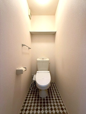 【トイレ】 | ルミエール栗平 | トイレは温水洗浄便座付き♪人気のバストイレ別！小物を置ける便利な棚やタオルハンガーも付いています☆