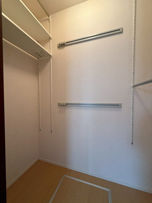 【収納】 | ルミエール栗平 | 洋室7.8帖のお部屋にあるワンステップクローゼットです！収納したい物のサイズに合わせて棚板などを自由に動かせます☆