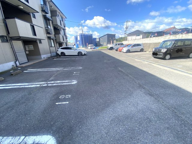 クレール友松の駐車場