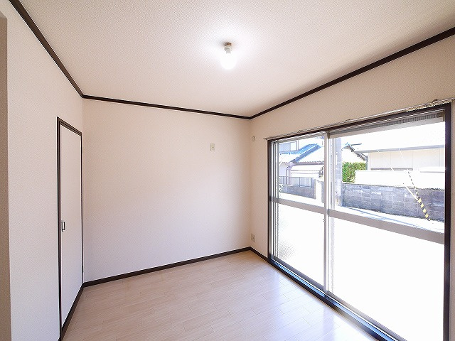 小河ハイツの洋室|使い勝手のいい洋室です