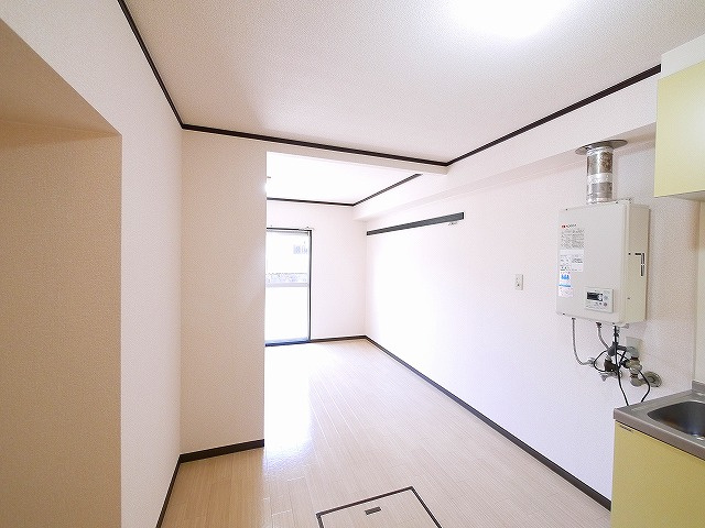 小河ハイツの居間・リビング|こちらのリビングで趣味の時間をお楽しみください