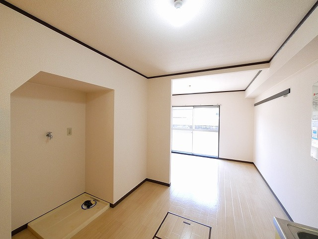 小河ハイツの内装|ゆったりとした居間です