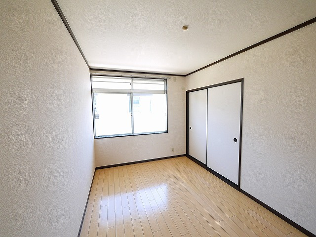 小河ハイツの寝室|広くて明るい寝室