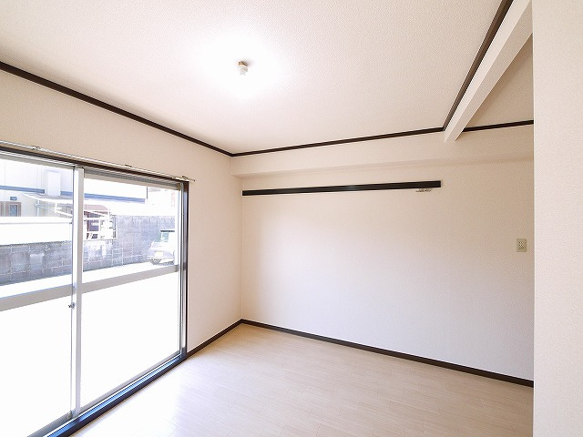 小河ハイツの寝室|広くて明るい寝室