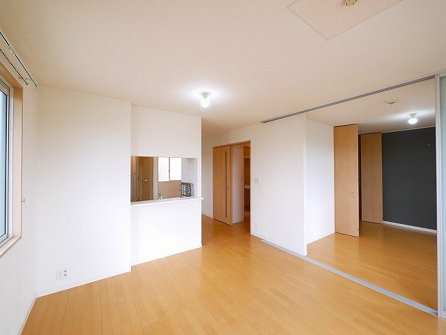 クレストヒルズの内装|こちらのリビングで趣味の時間をお楽しみください