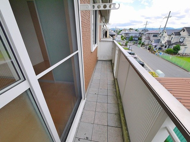 クレストヒルズのバルコニー|バルコニーからの眺めを楽しみながら食事をしませんか